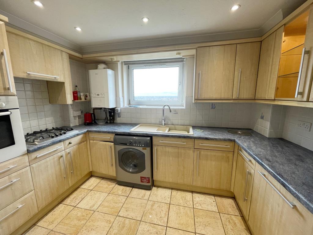 Lot: 137 - THREE-BEDROOM PENTHOUSE FLAT WITH COASTAL VIEWS - Fitted Kitchen
